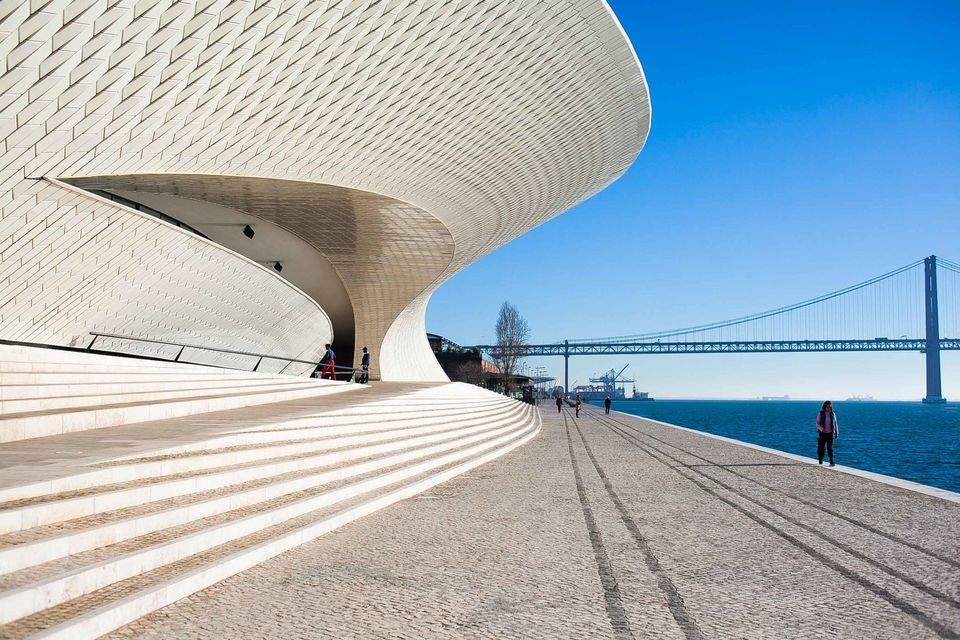 SESSÃO FOTOGRÁFICA EM LISBOA: O LINDO CENÁRIO DO MUSEU DE ARTE MODERNA - MAAT SESSÃO FOTOGRÁFICA EM LISBOA: O LINDO CENÁRIO DO MUSEU DE ARTE MODERNA - MAAT